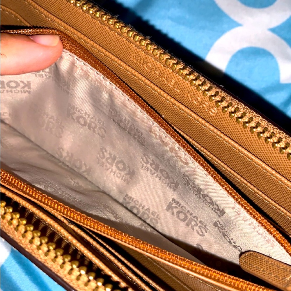 Michael kors wallet, multi pockets, fits perfect in a purse